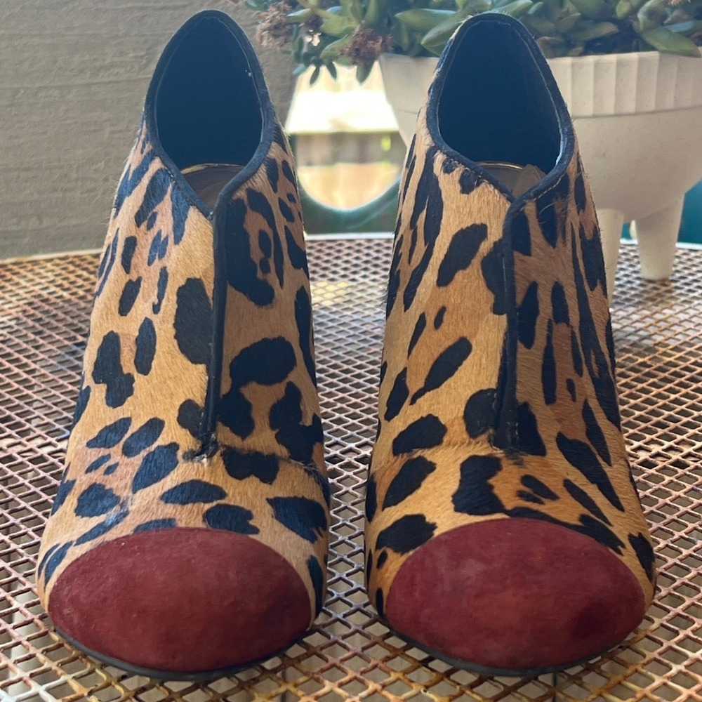 Jessica Simpson Saturn 2 Leopard Calf Hair Ankle Booties Burgundy Cap Toe 7.5M - Picture 3 of 9